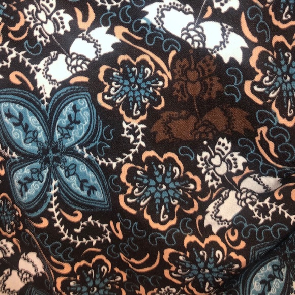 Gorgeous form fitting slimming dress - Picture 3 of 4